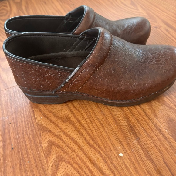 Dansko Women’s XP Tooled Leather Floral Clog in Brown Size EU 41 USA 10 1/2-11 - Picture 3 of 9